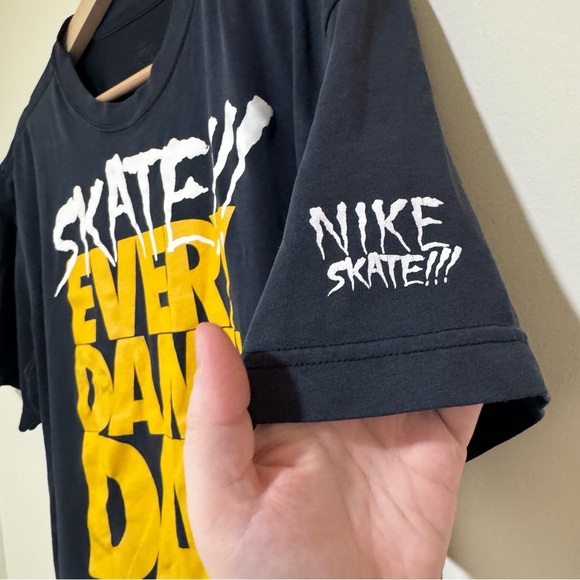 Men’s Nike Skate Every Damn Day Y2K Graphic Dri-Fit Short Sleeve Shirt Size: M - Picture 8 of 16